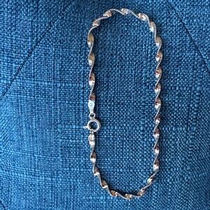 Elegant Silver Twist bracelet